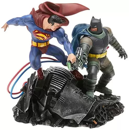 DC Collectibles Statues - Batman The Dark Knight Returns - Batman Vs Superman Mini Statue