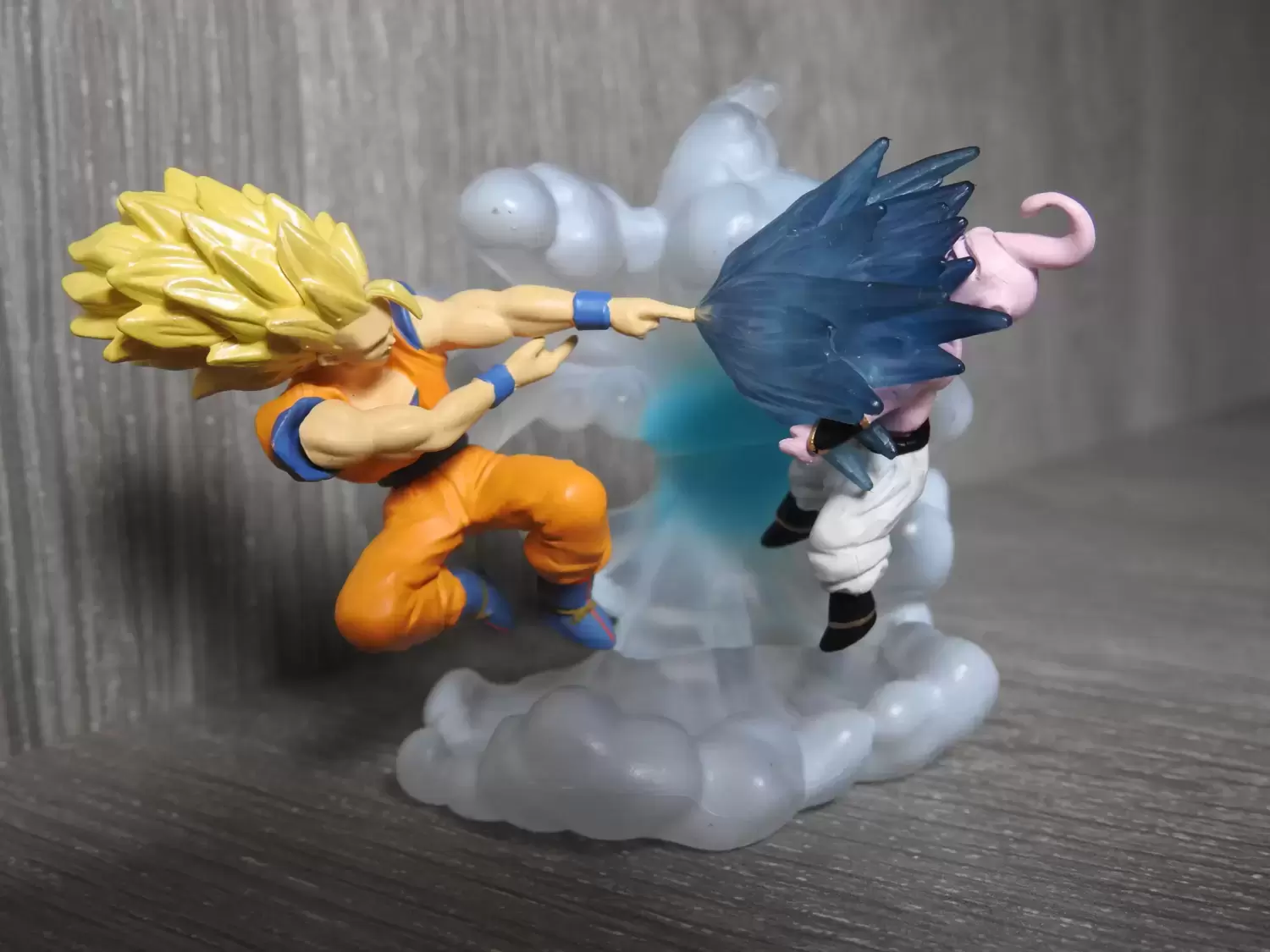 Capsule megahouse - Goku SSJ3 vs Boo